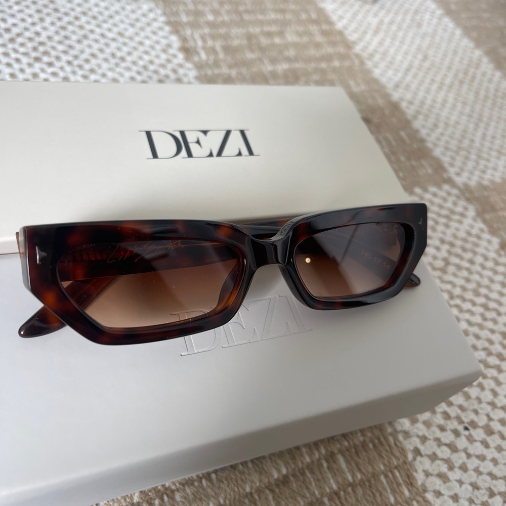 DEZI Brown Rectangular Sunglasses with Tortoiseshell Pattern